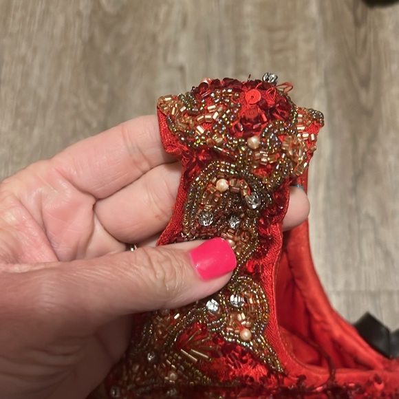 Elegant Red One-Shoulder Dress - Picture 6 of 7